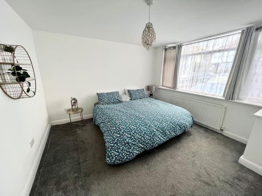 Modern 2 Bed Close To Mall With Parking & Garden London Luaran gambar